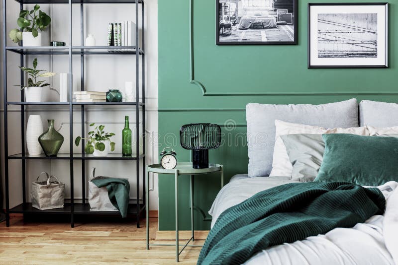 Diseño interior del dormitorio con clase blanco, gris y verde fotografía de archivo libre de regalías