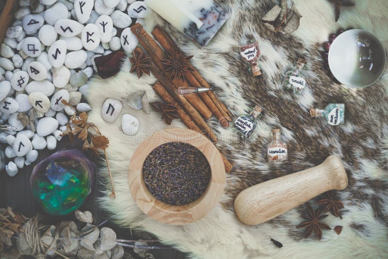 Diseño mágico: planta plana bruja divina, incluidas piedras curativas, bolas de cristal, hierbas secas, velas y piedras contadas fotos de archivo libres de regalías Diseño mágico: planta plana bruja divina, incluidas piedras curativas, bolas de cristal, hierbas secas, velas y piedras contadas fotos de archivo libres de regalías