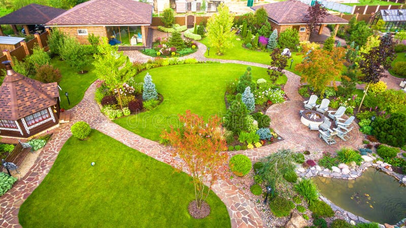 Diseño paisajístico en una casa residencial tomada desde arriba Hermoso paisaje en el jardín en verano