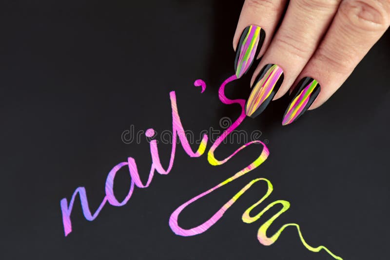 Diseño rayado multicolor del clavo en forma aguda larga con la laca negra imágenes de archivo libres de regalías Diseño rayado multicolor del clavo en forma aguda larga con la laca negra imágenes de archivo libres de regalías