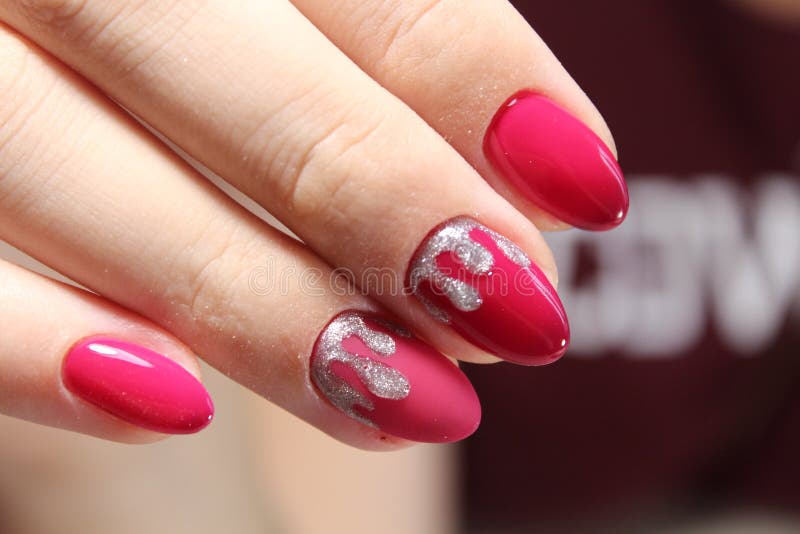 Diseño rojo de la manicura con plata imagen de archivo libre de regalías Diseño rojo de la manicura con plata imagen de archivo libre de regalías