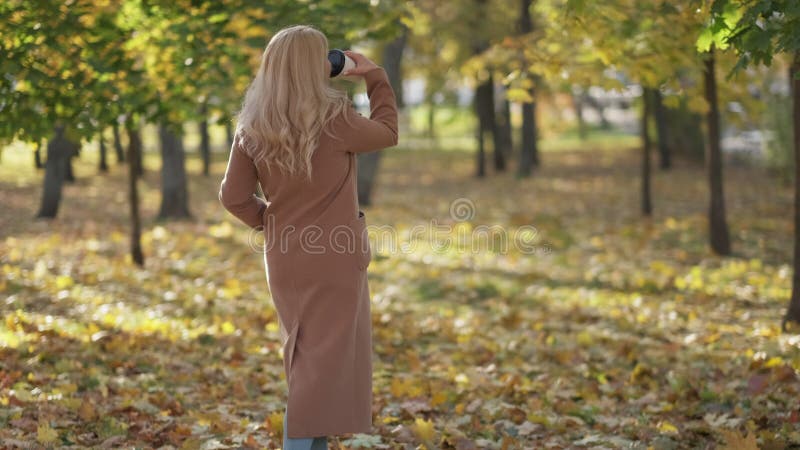 Disfrutando del paseo relajado mujer belleza otoño