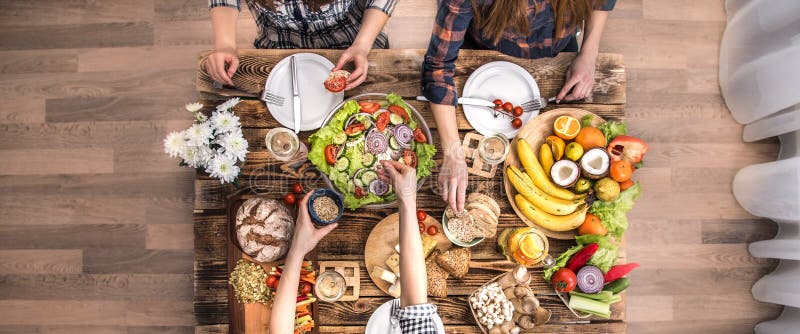 Disfrutar de la cena con los amigos Opinión superior el grupo de personas que cena junto fotografía de archivo libre de regalías Disfrutar de la cena con los amigos Opinión superior el grupo de personas que cena junto fotografía de archivo libre de regalías