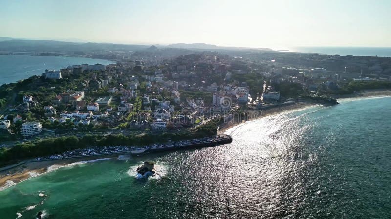 Disfrute de las impresionantes vistas aéreas de una hermosa ciudad costera junto al mar metrajes