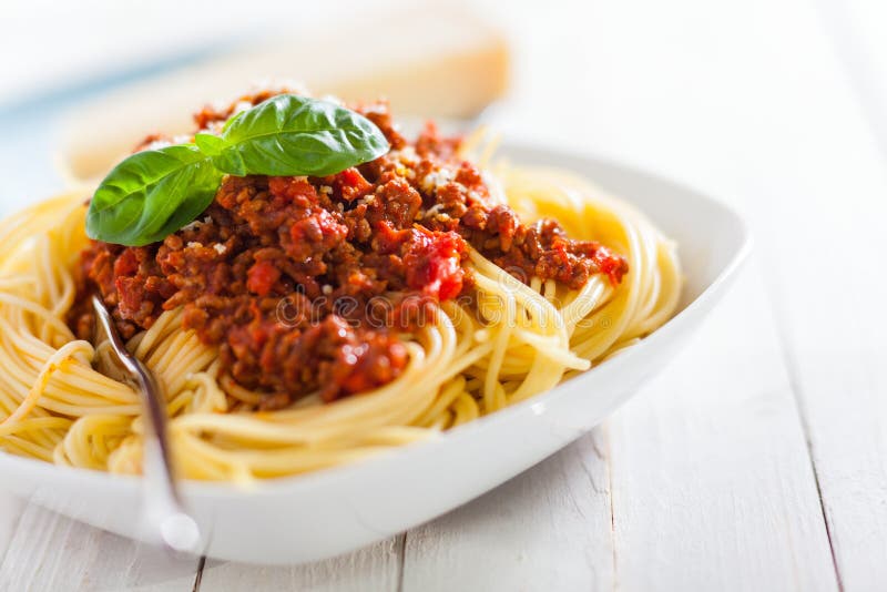 Comida de italiano espaguetis tomate residencia en salsa forrado fresco albahaca hojas saludable mar Mediterráneo.