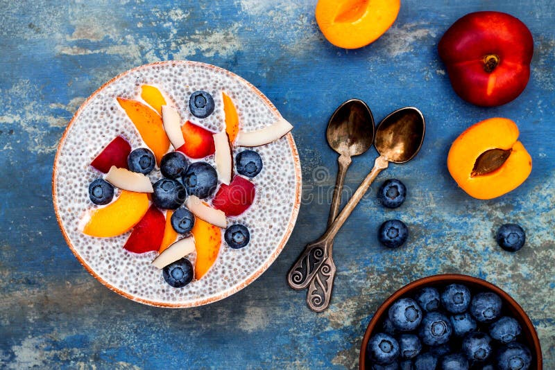 Disintossicazione e concetto sano della ciotola della prima colazione dei superfoods Il chia del latte di cocco del vegano semina immagini stock libere da diritti Disintossicazione e concetto sano della ciotola della prima colazione dei superfoods Il chia del latte di cocco del vegano semina immagini stock libere da diritti