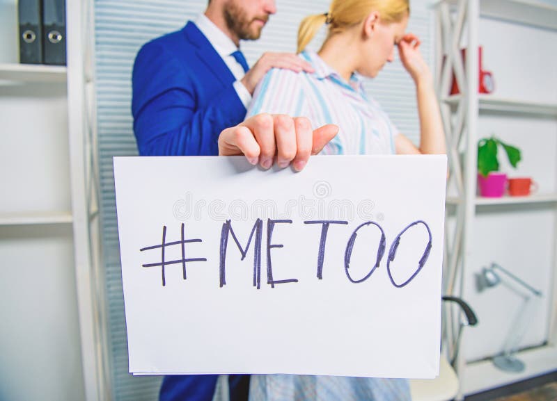 Diskrimineringanfallklagom?l Skandalsexuellt ?vergreppoffer Anfall p? arbetsplatsen Anfall som upps?tta som m?l p? anst?lld flick arkivbild Diskrimineringanfallklagom?l Skandalsexuellt ?vergreppoffer Anfall p? arbetsplatsen Anfall som upps?tta som m?l p? anst?lld flick arkivbild