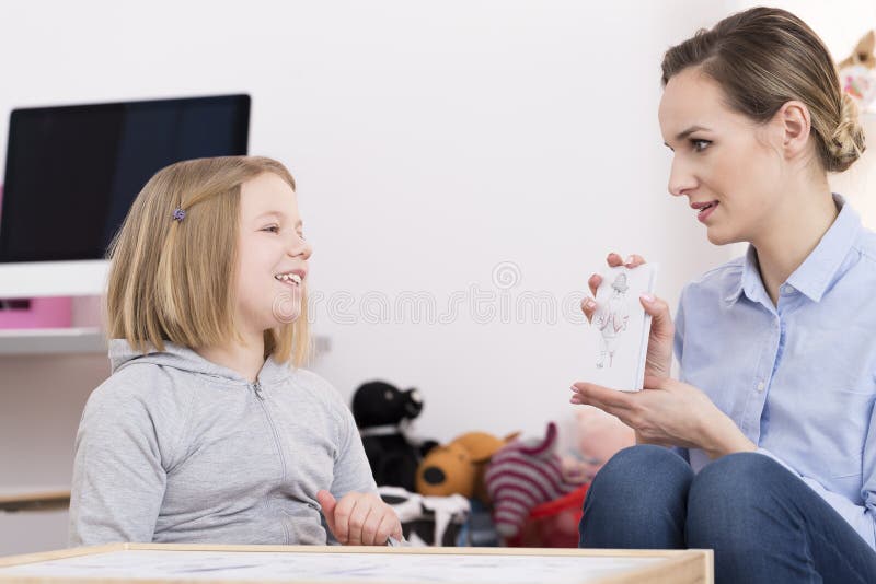 Diskussion des Zeichnens während der Spieltherapie stockfotografie Diskussion des Zeichnens während der Spieltherapie stockfotografie