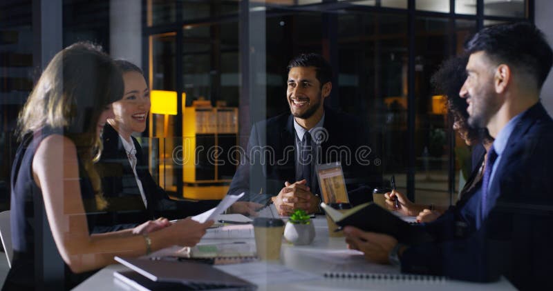 Diskussion om affärsmän och nattmöten för att träffa avtal om partnerskap och samarbete på kontoret. Företagsgrupp och fotografering för bildbyråer