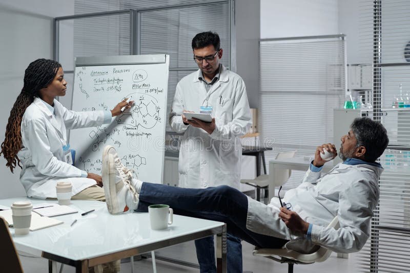 Diskussion om forskningsresultat i vetenskapligt laboratorium arkivbilder