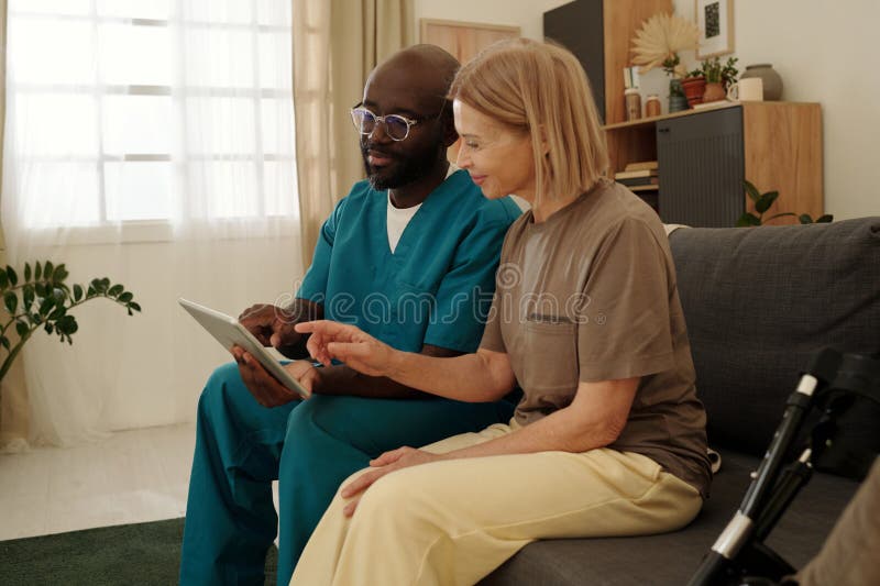 Diskussion von Gesundheitsberatungen mit einem medizinischen Fachpersonal lizenzfreie stockbilder