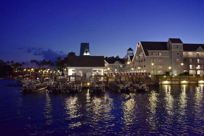 Disney Boardwalk hotel na błękitnym nocy tle w Jeziornym Buena Vista terenie zdjęcie stock Disney Boardwalk hotel na błękitnym nocy tle w Jeziornym Buena Vista terenie zdjęcie stock
