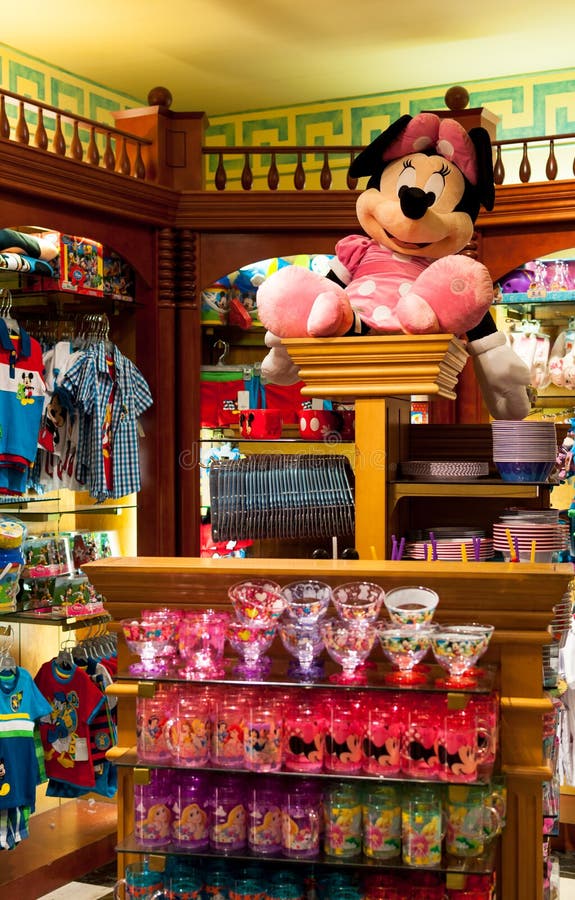 Jouets De Peluche Pour Des Enfants ?� La Vente Dans Le Magasin De Disney Photo stock ?�ditorial 