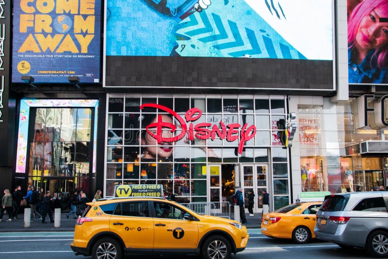 Disney lager som lokaliseras i Manhattan i Times Square i hjärtan om den stora Apple royaltyfri foto Disney lager som lokaliseras i Manhattan i Times Square i hjärtan om den stora Apple royaltyfri foto