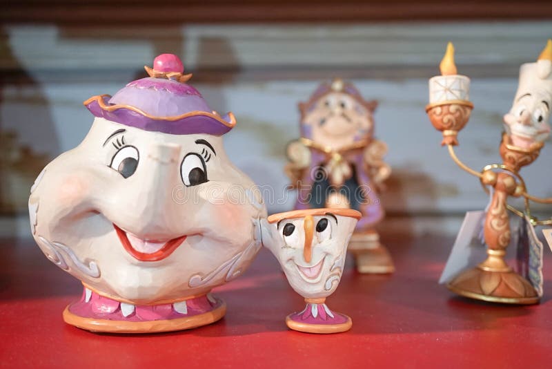 Disney Merchandise Mrs Potts & układy scaleni jesteśmy na pokazie wraz z innymi podporowymi charakterami obraz royalty free Disney Merchandise Mrs Potts & układy scaleni jesteśmy na pokazie wraz z innymi podporowymi charakterami obraz royalty free