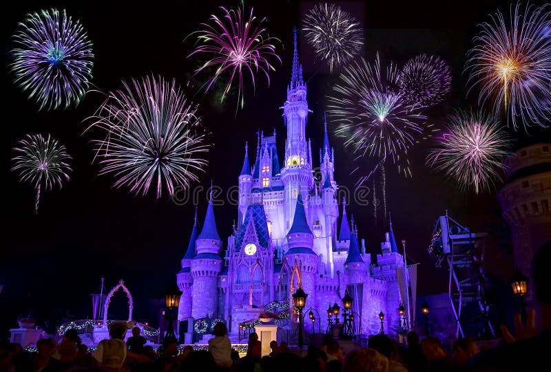 Disney ` s Cinderella Castle με τα πυροτεχνήματα στοκ φωτογραφία