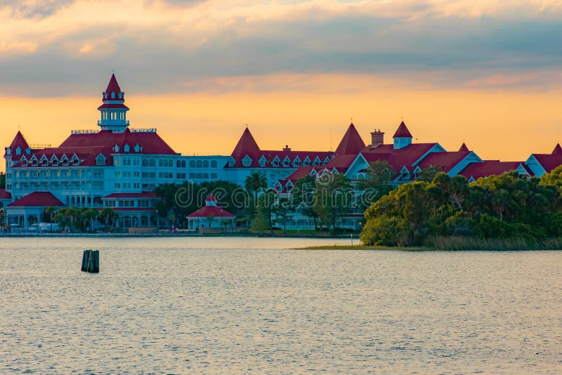 Khách sạn Grand Floridian Resort & Spa của Disney trong khung cảnh bình minh tràn đầy sức sống là một sự kết hợp hoàn hảo giữa thiên nhiên và kiến trúc hiện đại. Hãy cùng chiêm ngưỡng những hình ảnh tuyệt đẹp này và tận hưởng những phút giây tuyệt vời nhất tại địa điểm này. 