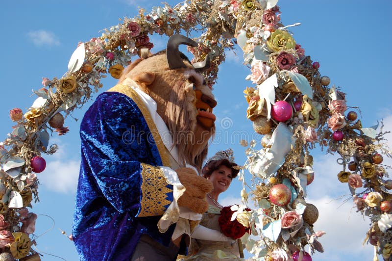 Disney-Schönheit und das Tier während einer Parade lizenzfreie stockfotos Disney-Schönheit und das Tier während einer Parade lizenzfreie stockfotos