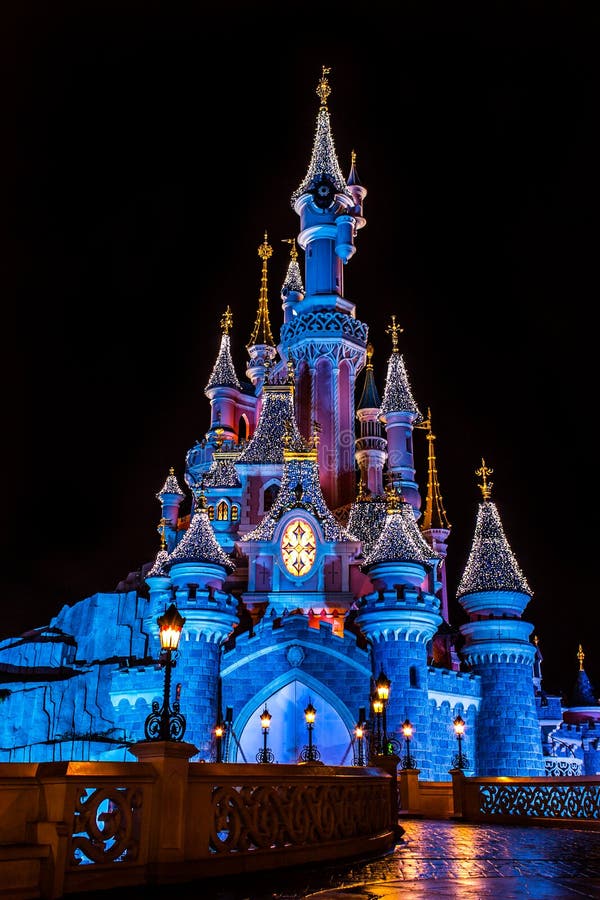 Disneyland Paris Castel under julperiod arkivbilder Disneyland Paris Castel under julperiod arkivbilder
