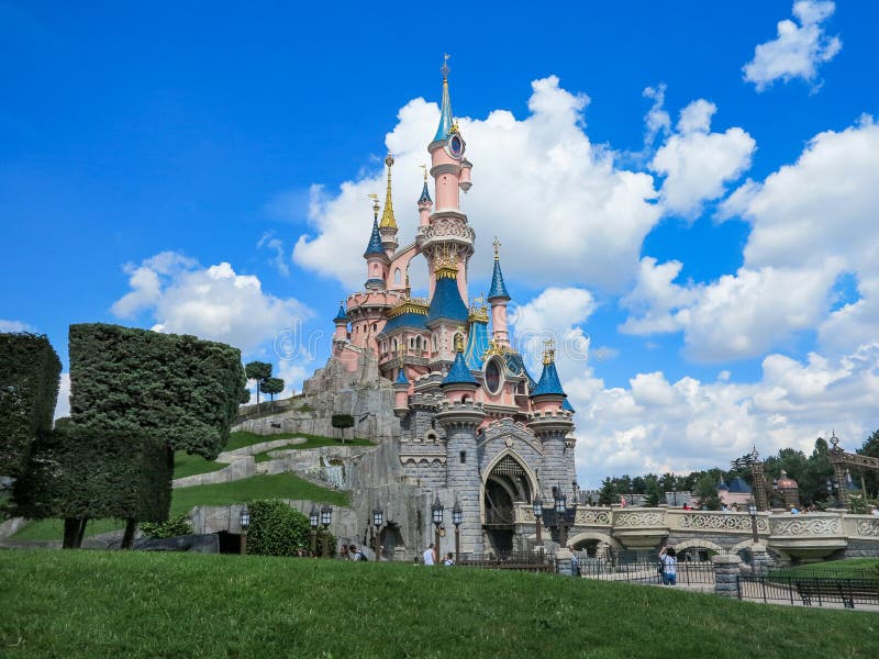 Disneyland paris castle hi-res stock photography and images - Alamy