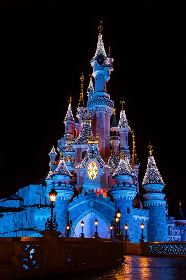 Disneyland paris castle hi-res stock photography and images - Alamy