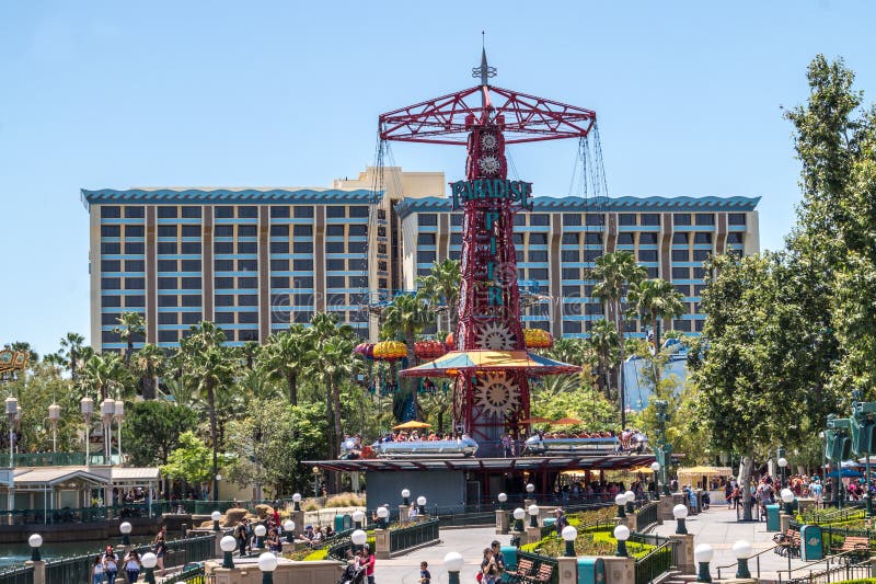 Disneyland-Park, Anaheim, Kalifornien, USA Achterbahn und Riesenrad Fröhliche Familienurlaube stockfoto Disneyland-Park, Anaheim, Kalifornien, USA Achterbahn und Riesenrad Fröhliche Familienurlaube stockfoto