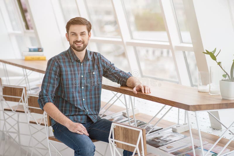 Disparado do homem de negócios novo considerável no escritório imagens de stock Disparado do homem de negócios novo considerável no escritório imagens de stock