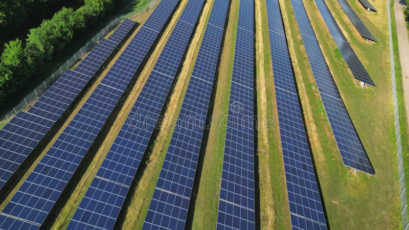 Disparo de seguimiento a través de paneles solares de una granja solar en alemania