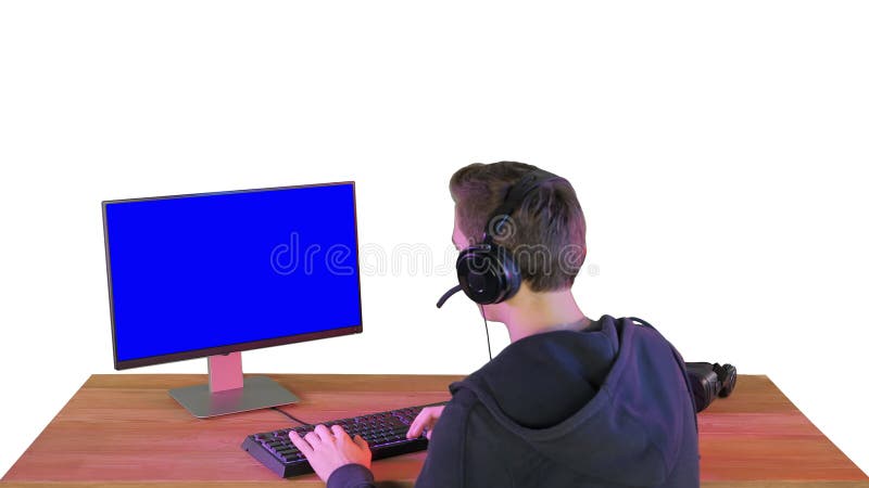 Disparo de vuelta de joven competitivo jugando juegos en línea en el ordenador sobre fondo blanco. almacen de video