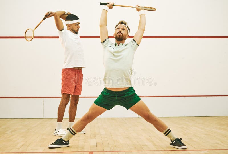 Disparo judicial y hombres calificados para entrenamiento y práctica deportiva con ejercicio para la competencia. Equipo de raquet foto de archivo