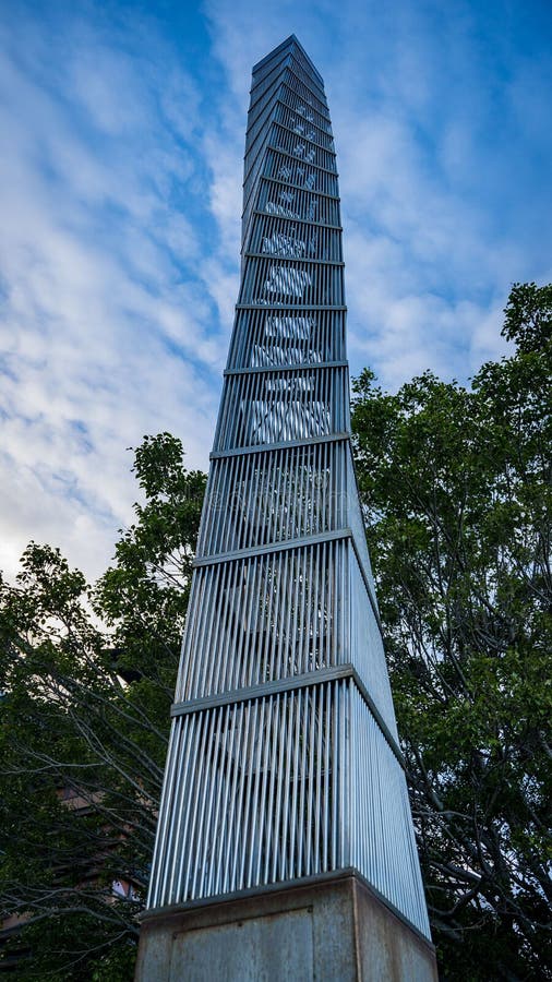 Disparo vertical de bajo ángulo de una torre de acero giratoria en sydney australia fotos de archivo libres de regalías
