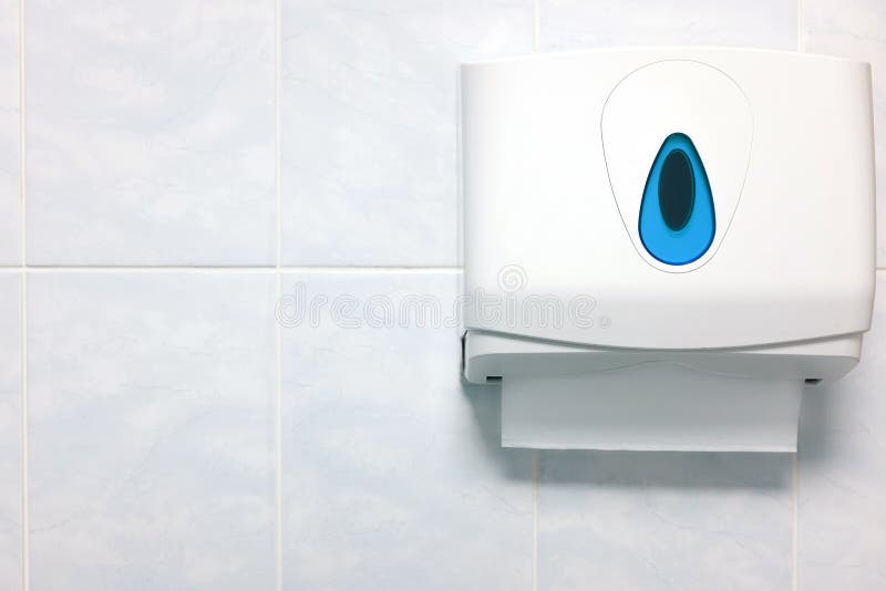 Dispensador suave de la toalla de papel del foco en una pared del granito en el cuarto de baño