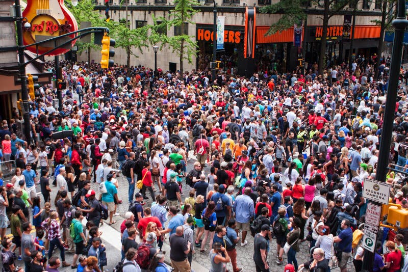 Dispersões enormes da multidão que seguem Atlanta anual Dragon Con Parade fotografia de stock Dispersões enormes da multidão que seguem Atlanta anual Dragon Con Parade fotografia de stock