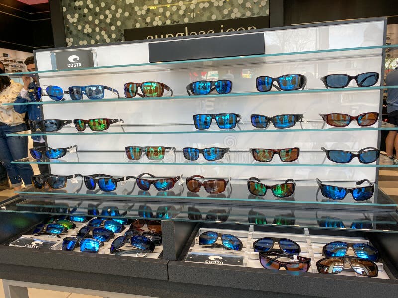 A Sunglass Hut Retail Store at an Indoor Mall Editorial Photography - Image  of luxottica, eyewear: 159889352