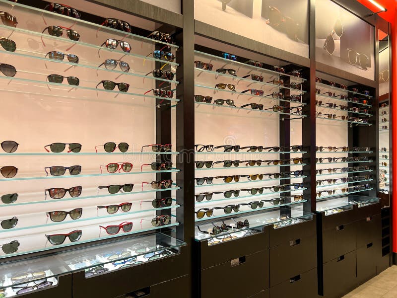 A Sunglass Hut Retail Store at an Indoor Mall Editorial Photography - Image  of luxottica, eyewear: 159889352