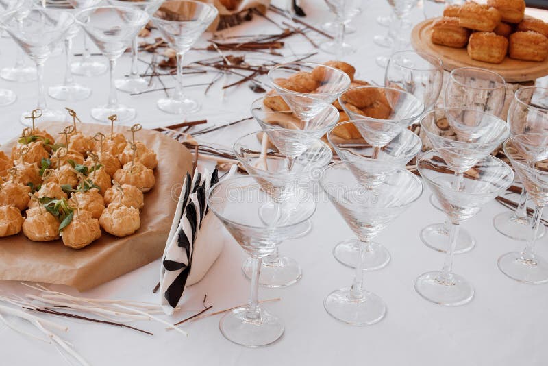 Disposición de la decoración de la barra de caramelo de la boda con las tortas y los dulces deliciosos fotografía de archivo libre de regalías Disposición de la decoración de la barra de caramelo de la boda con las tortas y los dulces deliciosos fotografía de archivo libre de regalías