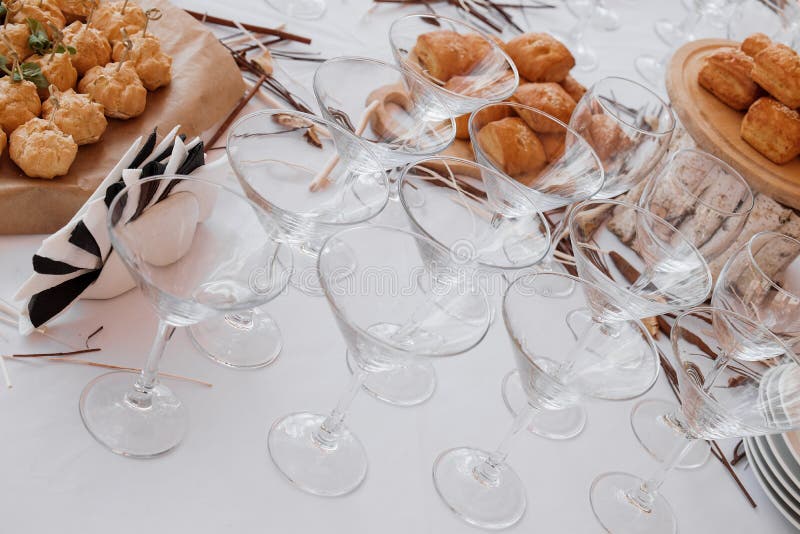 Disposición de la decoración de la barra de caramelo de la boda con las tortas y los dulces deliciosos imagenes de archivo Disposición de la decoración de la barra de caramelo de la boda con las tortas y los dulces deliciosos imagenes de archivo