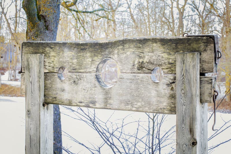 Dispositif médiéval en bois de torture aux oudoors image stock Dispositif médiéval en bois de torture aux oudoors image stock