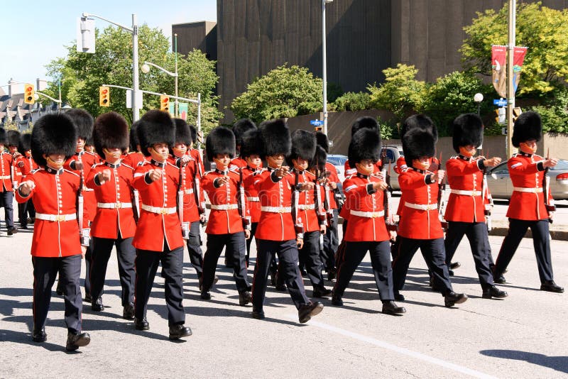 Dispositifs protecteurs canadiens de grenadier sur le défilé à Ottawa, Canada photos stock Dispositifs protecteurs canadiens de grenadier sur le défilé à Ottawa, Canada photos stock