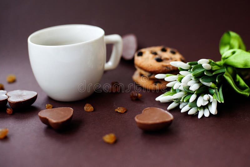 Fond Les Fleurs Sont Dans Des Bouteilles En Verre à Côté Dune Tasse De Café  d'écran Photo Téléchargement Gratuit - Pngtree