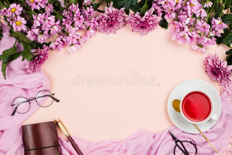 Disposition de cadre de Flatlay avec les fleurs roses de chrysanthème, le thé de ketmie, l'écharpe rose, les verres et le carnet image libre de droits Disposition de cadre de Flatlay avec les fleurs roses de chrysanthème, le thé de ketmie, l'écharpe rose, les verres et le carnet image libre de droits
