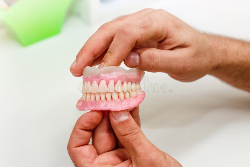 Disposition De Dents Artificielles De Pleine Bouche Image stock - Image du  artificiel, dentaire: 132040917