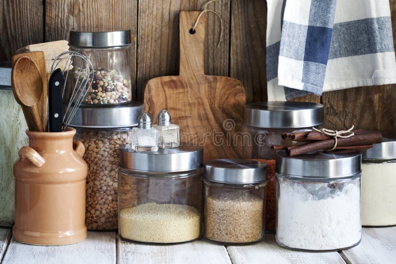 Disposition des produits alimentaires et des ustensiles secs de cuisine photo stock Disposition des produits alimentaires et des ustensiles secs de cuisine photo stock