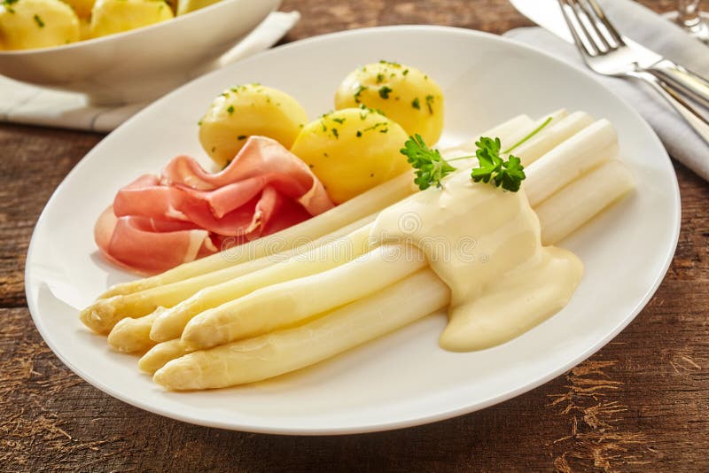 Dispositivo d'avviamento freddo gastronomico con asparago ed il prosciutto di Parma immagini stock libere da diritti Dispositivo d'avviamento freddo gastronomico con asparago ed il prosciutto di Parma immagini stock libere da diritti