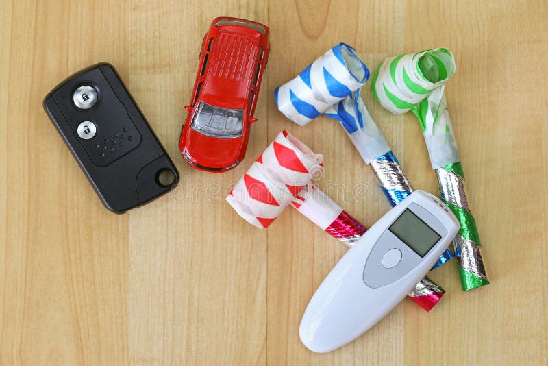 Dispositivo del tester del respiro dell'alcool di Digital accanto ad una chiave a distanza dell'automobile fotografie stock libere da diritti Dispositivo del tester del respiro dell'alcool di Digital accanto ad una chiave a distanza dell'automobile fotografie stock libere da diritti