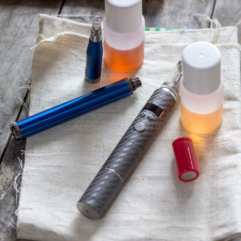 Dispositivo vaping avançado, e-cigarro na tabela imagens de stock Dispositivo vaping avançado, e-cigarro na tabela imagens de stock