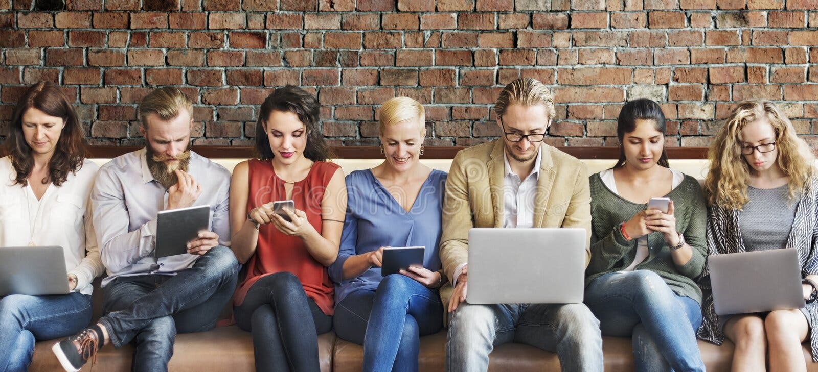 Grupo De Amigos Jogando Jogos De Aplicativos Em Celulares E on-line Juntos  As Mãos Estão Segurando Um Círculo De Smartphone Na Me Imagem de Stock -  Imagem de tecnologia, social: 198292041