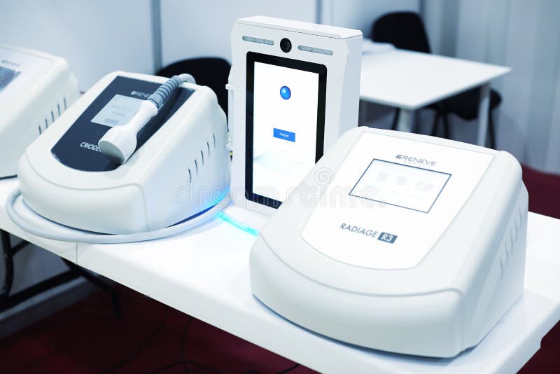 Dispositivos para el cuidado de la cosmetología y del cuerpo foto de archivo Dispositivos para el cuidado de la cosmetología y del cuerpo foto de archivo