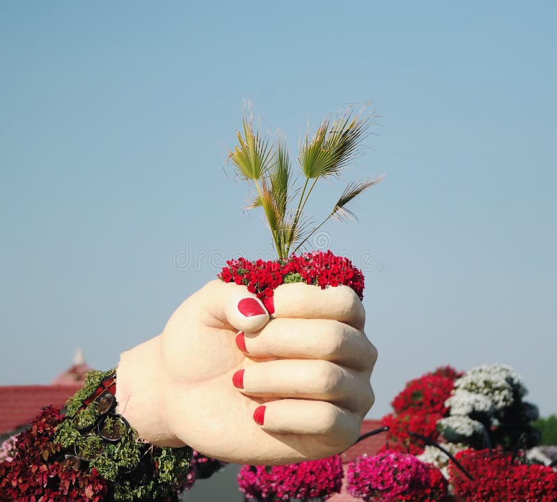 A disposizione ci sono foglie di palma Giardino di miracolo del Dubai fotografia stock libera da diritti A disposizione ci sono foglie di palma Giardino di miracolo del Dubai fotografia stock libera da diritti