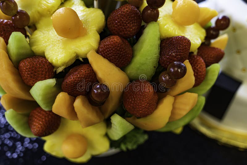 Disposizione del canestro della frutta commestibile con vari frutti immagini stock Disposizione del canestro della frutta commestibile con vari frutti immagini stock